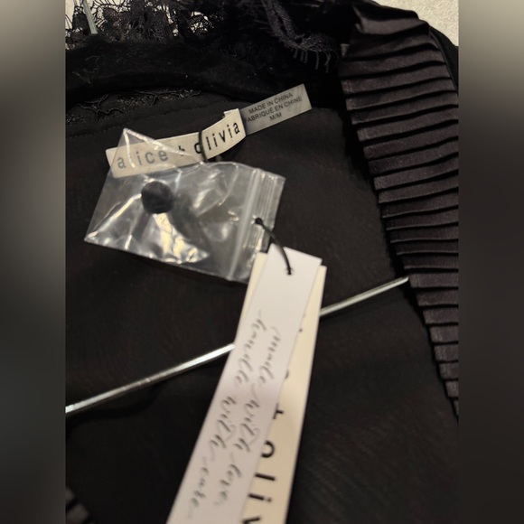 Alice + olivia black lace cropped top size M runs small - Picture 3 of 10